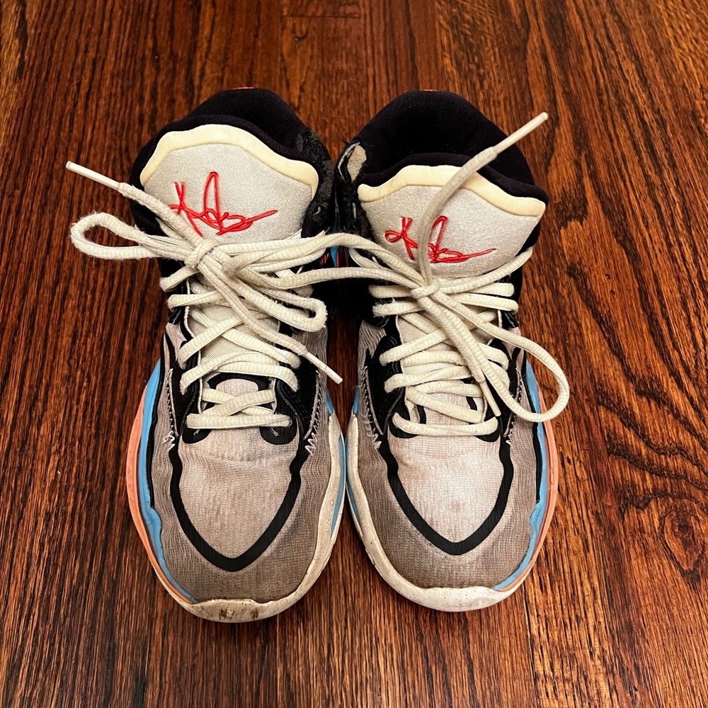 Nike Kids Kyrie Infinity SE Sneakers with Red and Blue Highlights